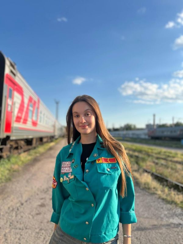 Заработок и путешествия: как проходят будни студентов-проводников из ЛНР Заработок и путешествия: как проходят будни студентов-проводников из ЛНР