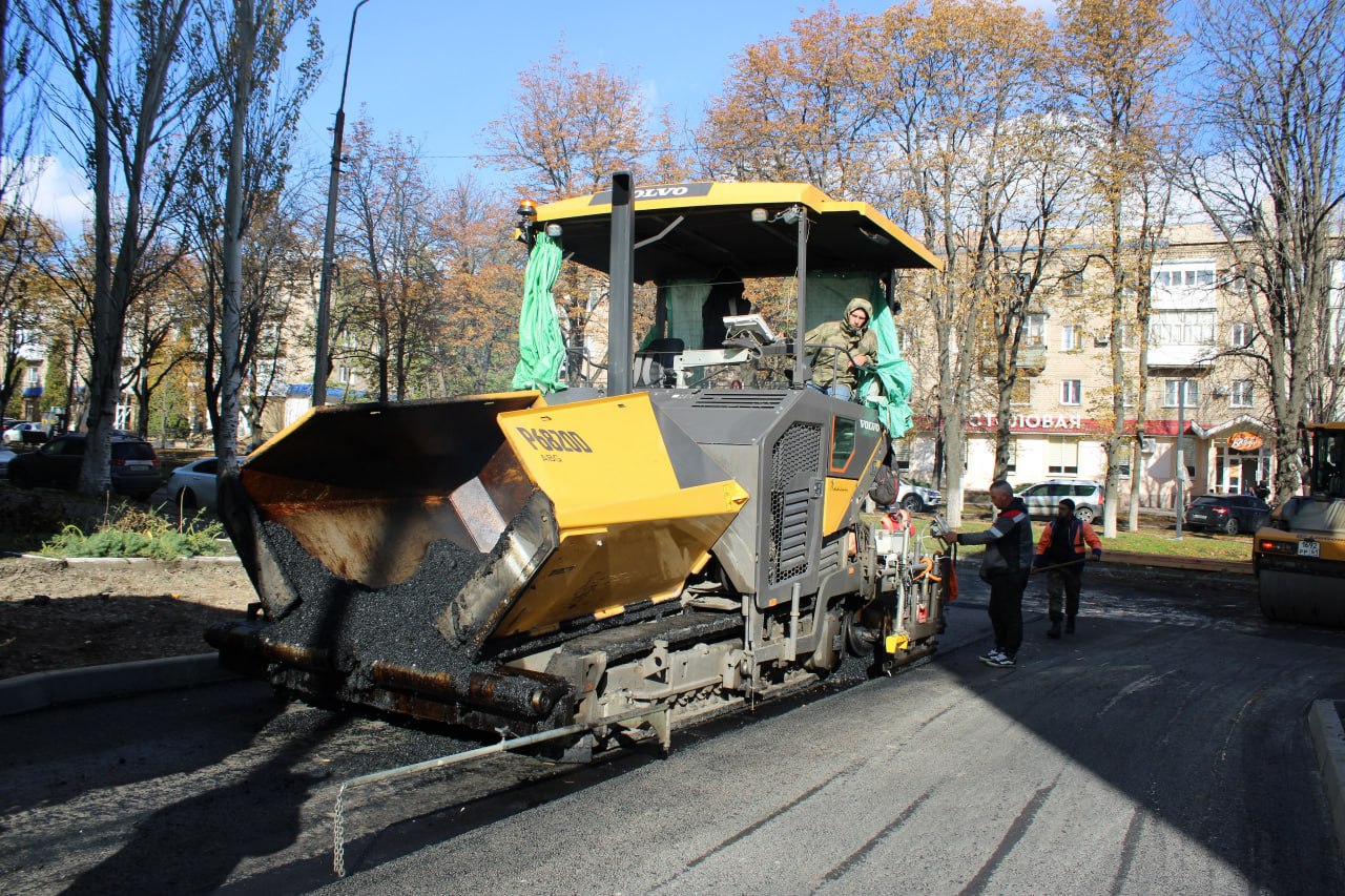 В Ровеньках продолжается масштабный ремонт дорог В Ровеньках продолжается масштабный ремонт дорог