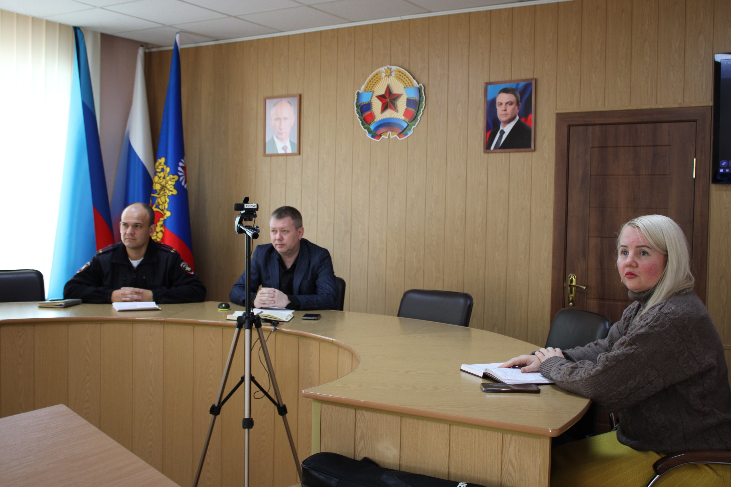 Сегодня временно исполняющий полномочия Главы городского округа город Ровеньки и начальник отдела Госинспекции безопасности дорожного движения отдела МВД "Ровеньковский" приняли участие в заседании комиссии Луганской... Сегодня временно исполняющий полномочия Главы городского округа город Ровеньки и начальник отдела Госинспекции безопасности дорожного движения отдела МВД "Ровеньковский" приняли участие в заседании комиссии Луганской...