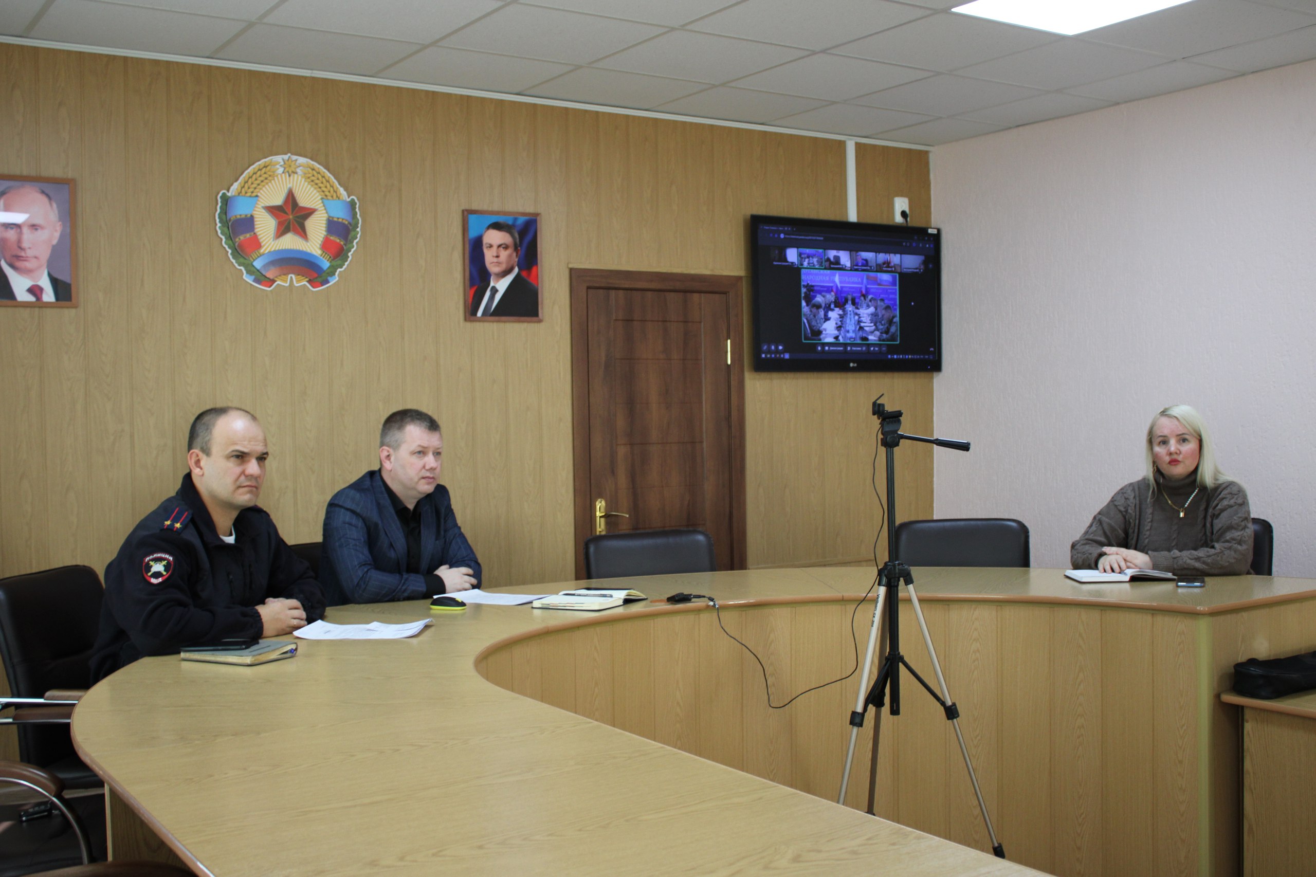 Сегодня временно исполняющий полномочия Главы городского округа город Ровеньки и начальник отдела Госинспекции безопасности дорожного движения отдела МВД "Ровеньковский" приняли участие в заседании комиссии Луганской...