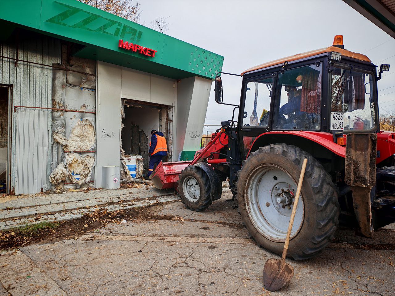 В Луганске продолжаются работы по благоустройству городской территории
