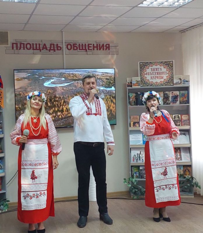 В рамках празднования Дня народного единства 30 октября в Алчевской модельной библиотеке #БИБЛИОПРОСПЕКТ прошел День национальных культур «Многообразие России – наша сила» В рамках празднования Дня народного единства 30 октября в Алчевской модельной библиотеке #БИБЛИОПРОСПЕКТ прошел День национальных культур «Многообразие России – наша сила»