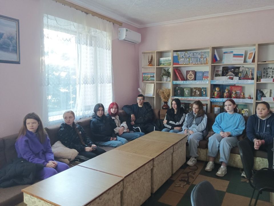 К Дню народного единства в Лутугинской центральной районной библиотеке состоялся исторический час К Дню народного единства в Лутугинской центральной районной библиотеке состоялся исторический час