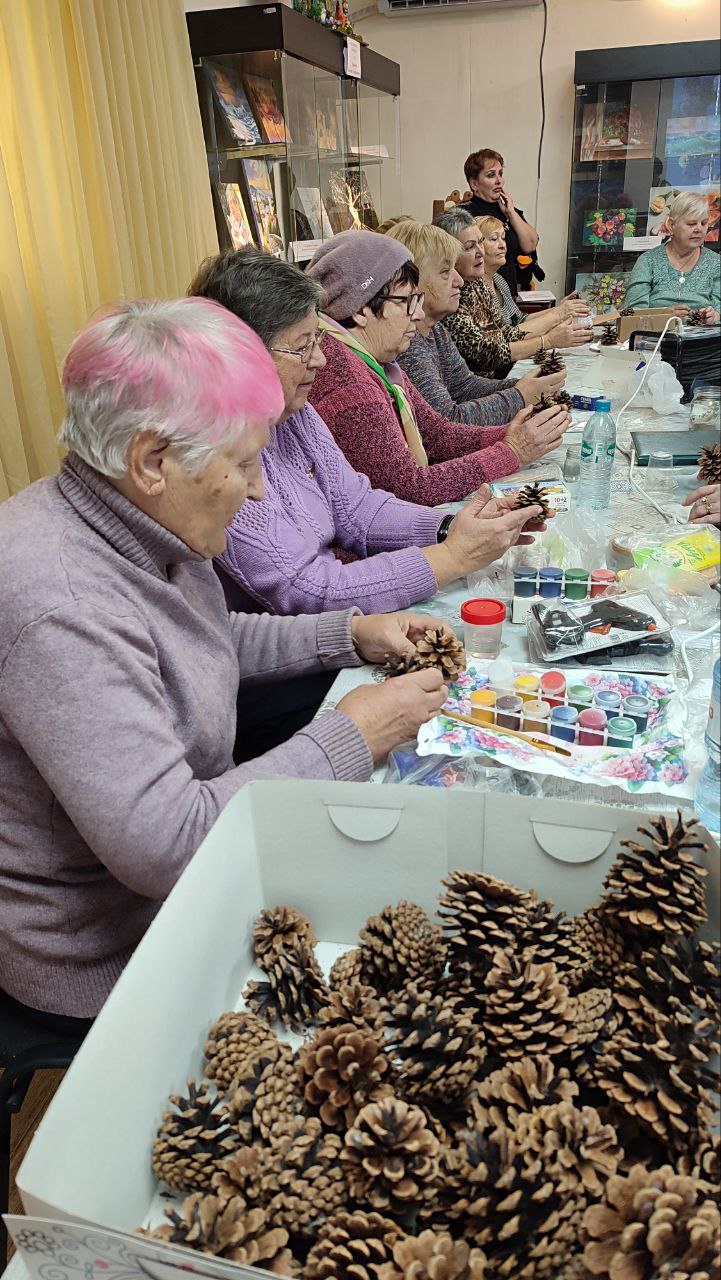 Сегодня в Краснолучском краеведческом музее, для слушателей Университета третьего возраста ГУ ЛНР «ККЦСОН» состоялся мастер-класс на тему: «Цветущее дерево» панно из шишек, который провели Народный мастер Луганщины Лемзякова... Сегодня в Краснолучском краеведческом музее, для слушателей Университета третьего возраста ГУ ЛНР «ККЦСОН» состоялся мастер-класс на тему: «Цветущее дерево» панно из шишек, который провели Народный мастер Луганщины Лемзякова...