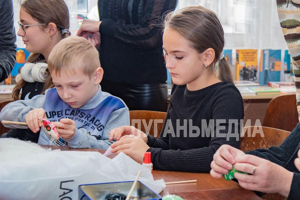 В Луганской республиканской универсальной научной библиотеке имени М. Горького состоялся традиционный этнофестиваль «Наш дом – Россия», посвященный Дню народного единств В Луганской республиканской универсальной научной библиотеке имени М. Горького состоялся традиционный этнофестиваль «Наш дом – Россия», посвященный Дню народного единств