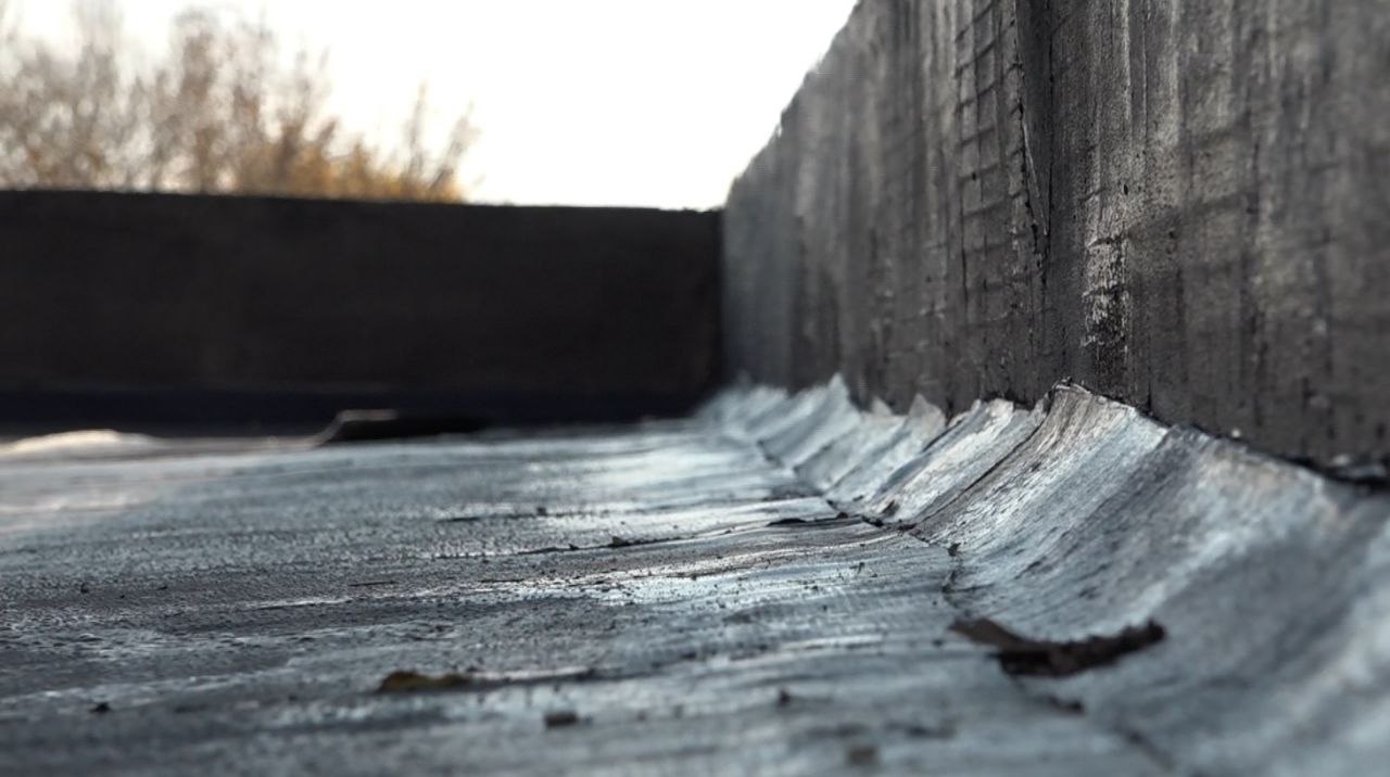 Завершается капитальный ремонт кровли на Осьмухина, 7 в Молодогвардейске Завершается капитальный ремонт кровли на Осьмухина, 7 в Молодогвардейске