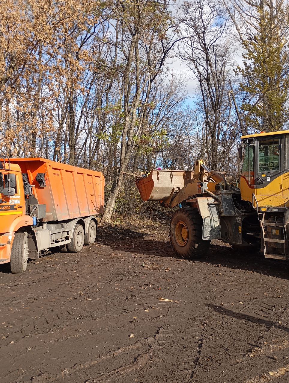 Андрей Рубанцов: Ровеньковские коммунальные службы наводят порядок на городском кладбище Андрей Рубанцов: Ровеньковские коммунальные службы наводят порядок на городском кладбище
