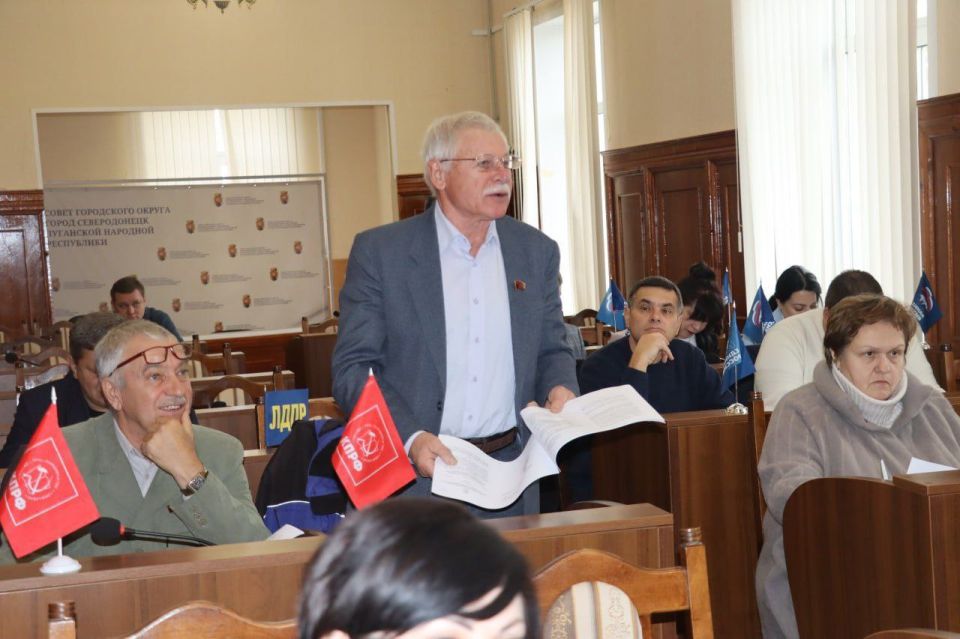 Сегодня состоялось совместное заседание постоянных комиссий Совета городского округа город Северодонецк по правовой политике и связям с общественностью, по социально-экономическому развитию и вопросам ЖКХ, а также по... Сегодня состоялось совместное заседание постоянных комиссий Совета городского округа город Северодонецк по правовой политике и связям с общественностью, по социально-экономическому развитию и вопросам ЖКХ, а также по...