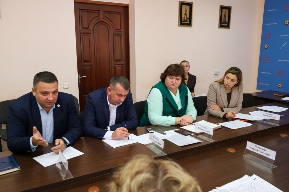 В Комитете по инфраструктуре обсудили вопросы строительства центра обслуживания «Энергосбыт» и ремонта крыш жилых домов В Комитете по инфраструктуре обсудили вопросы строительства центра обслуживания «Энергосбыт» и ремонта крыш жилых домов