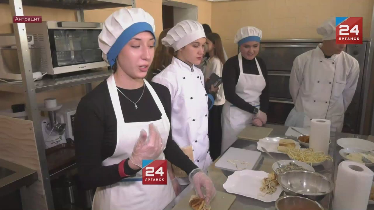 Кулинарный урок по приготовлению блюд традиционной русской кухни провели в Антрацитовском колледже информационных технологий и экономики