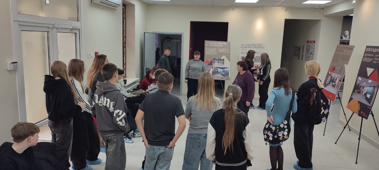 Школьники на каникулах посетили Перевальский районный исторический музей Школьники на каникулах посетили Перевальский районный исторический музей