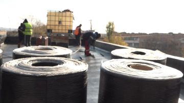 Завершается капитальный ремонт кровли на Осьмухина, 7 в Молодогвардейске