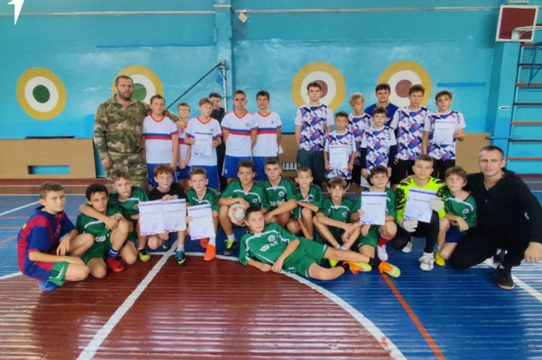 Первые играют в мини-футбол Первые играют в мини-футбол