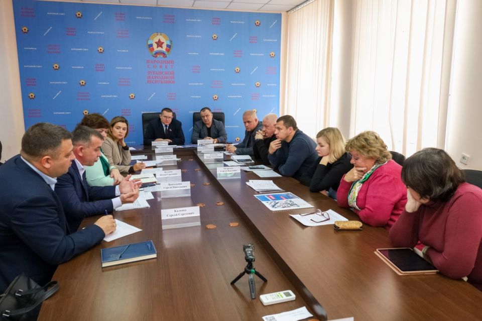 В Комитете по инфраструктуре обсудили вопросы строительства центра обслуживания «Энергосбыт» и ремонта крыш жилых домов В Комитете по инфраструктуре обсудили вопросы строительства центра обслуживания «Энергосбыт» и ремонта крыш жилых домов