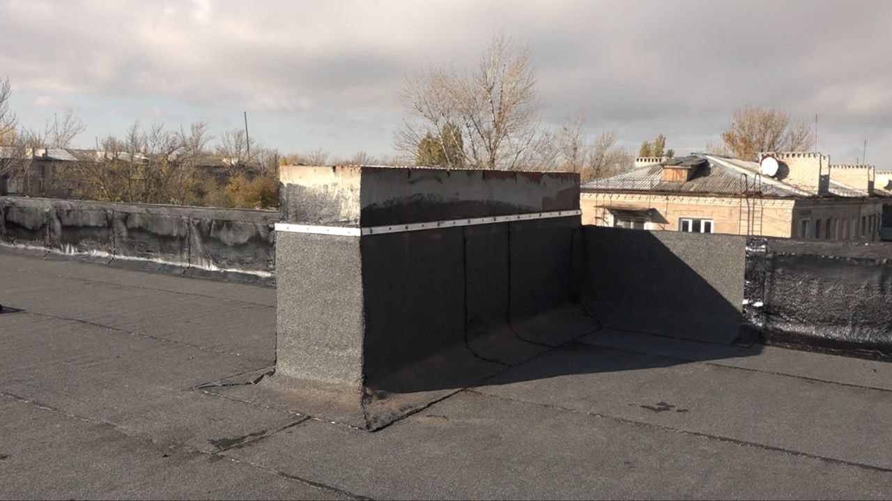 Завершается капитальный ремонт кровли на Осьмухина, 7 в Молодогвардейске Завершается капитальный ремонт кровли на Осьмухина, 7 в Молодогвардейске