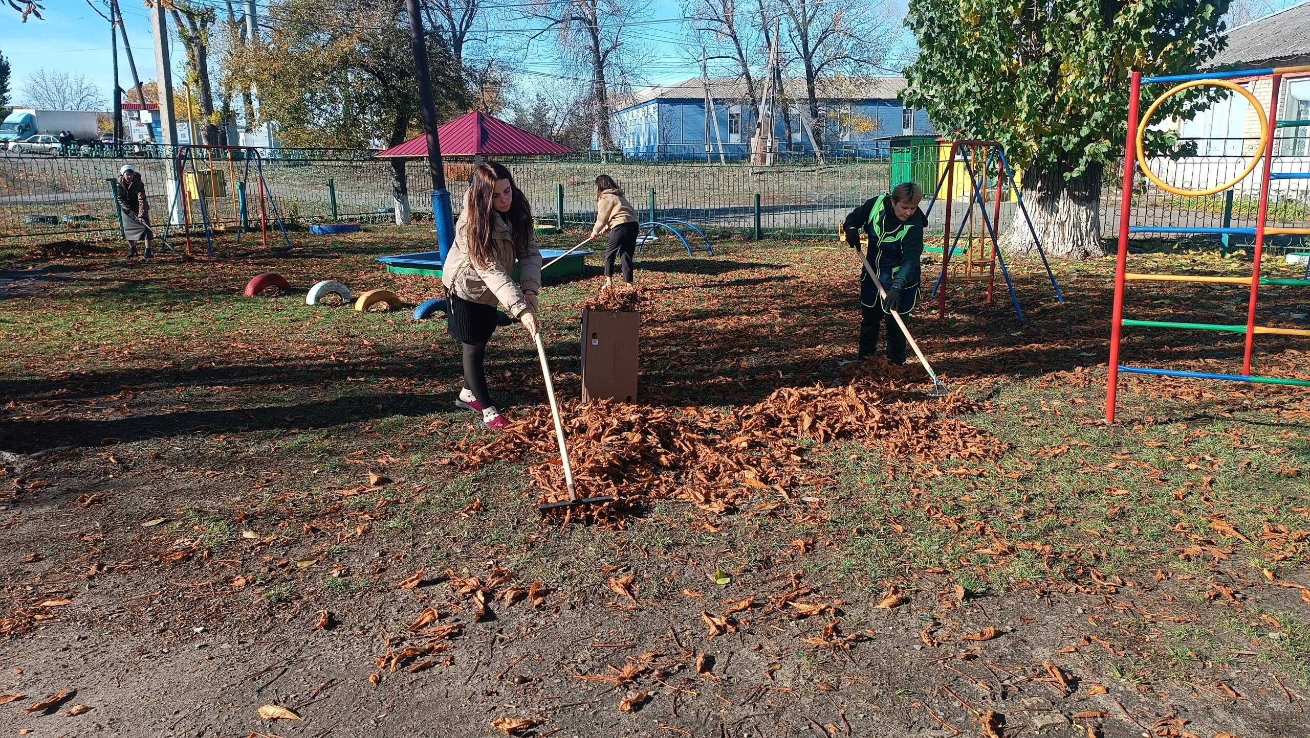Пришла золотая осень - чудесная пора, пора любования природой и горячая пора субботников