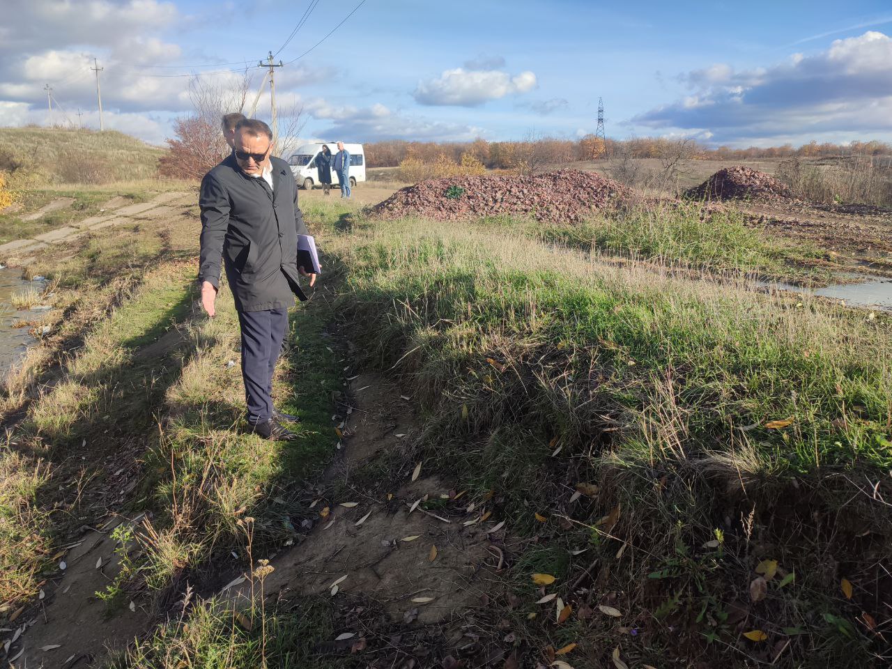 Сегодня сотрудники отдела чрезвычайных ситуаций, охраны труда и окружающей природной среды Администрации городского округа город Ровеньки посетили пруд «Валентиновский» для проведения планового анализа состояния дамбы Сегодня сотрудники отдела чрезвычайных ситуаций, охраны труда и окружающей природной среды Администрации городского округа город Ровеньки посетили пруд «Валентиновский» для проведения планового анализа состояния дамбы