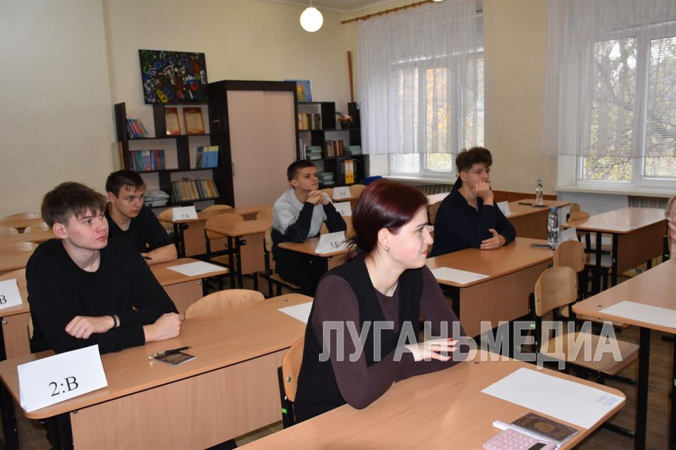 Школьники Луганской Народной Республики приступили к сдаче пробного ЕГЭ Школьники Луганской Народной Республики приступили к сдаче пробного ЕГЭ