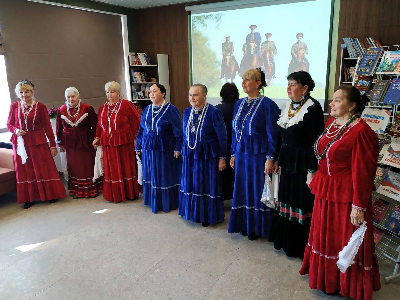 В честь Дня Народного Единства активисты и сторонники «ЕДИНОЙ РОССИИ» приняли участие в творческом событии В честь Дня Народного Единства активисты и сторонники «ЕДИНОЙ РОССИИ» приняли участие в творческом событии