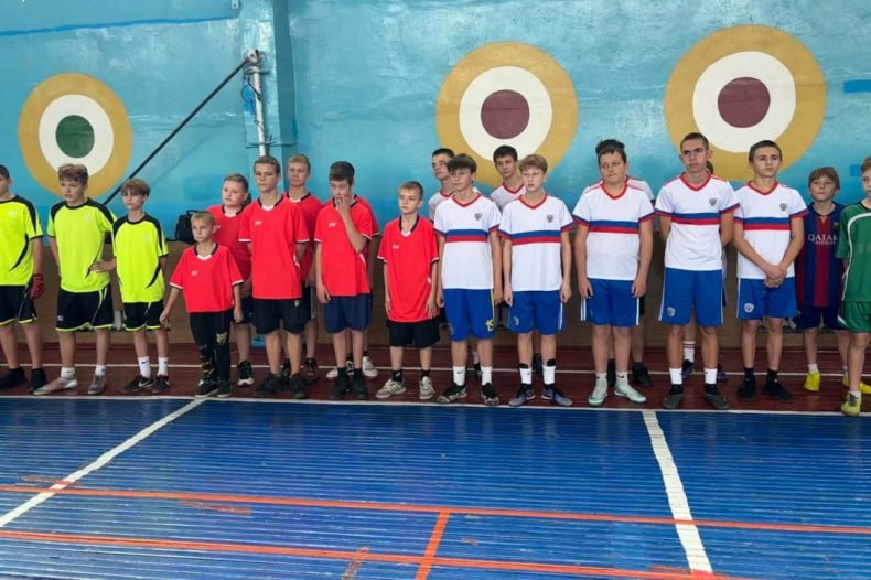 Первые играют в мини-футбол Первые играют в мини-футбол