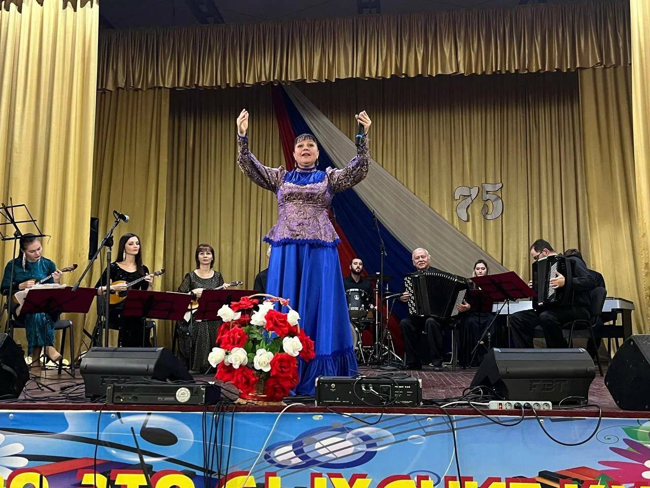 Артисты Луганской академической филармонии подарили концерт жителям Хрящеватого в преддверии Дня народного единства Артисты Луганской академической филармонии подарили концерт жителям Хрящеватого в преддверии Дня народного единства