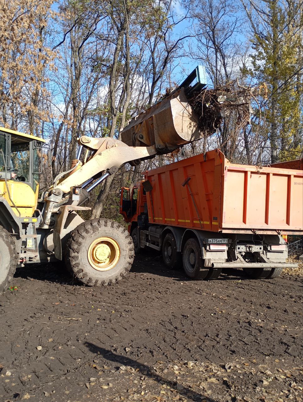 Андрей Рубанцов: Ровеньковские коммунальные службы наводят порядок на городском кладбище Андрей Рубанцов: Ровеньковские коммунальные службы наводят порядок на городском кладбище