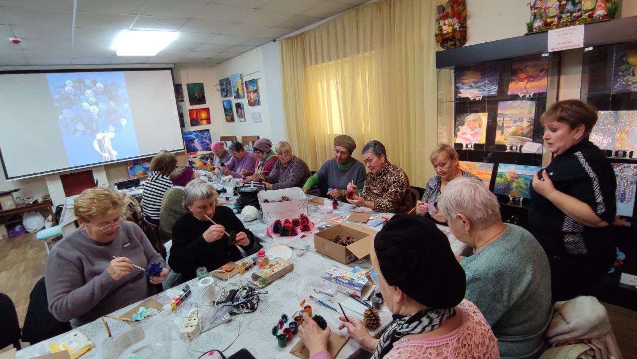 Сегодня в Краснолучском краеведческом музее, для слушателей Университета третьего возраста ГУ ЛНР «ККЦСОН» состоялся мастер-класс на тему: «Цветущее дерево» панно из шишек, который провели Народный мастер Луганщины Лемзякова...