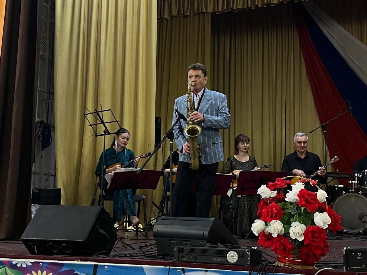 Артисты Луганской академической филармонии подарили концерт жителям Хрящеватого в преддверии Дня народного единства Артисты Луганской академической филармонии подарили концерт жителям Хрящеватого в преддверии Дня народного единства