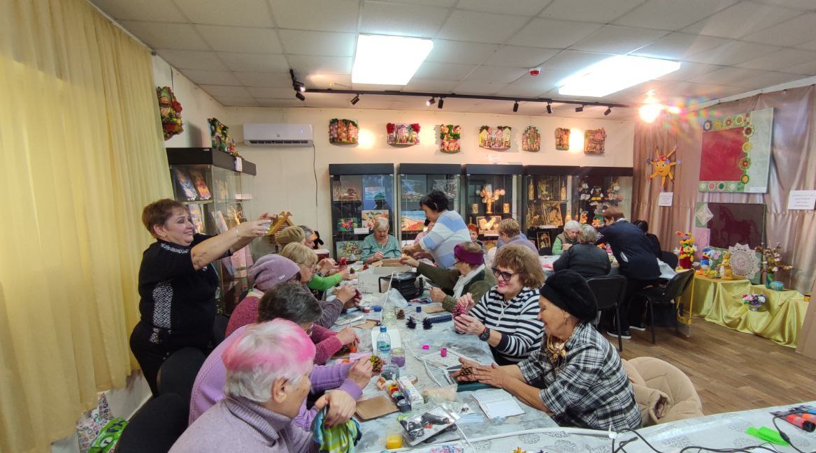 Сегодня в Краснолучском краеведческом музее, для слушателей Университета третьего возраста ГУ ЛНР «ККЦСОН» состоялся мастер-класс на тему: «Цветущее дерево» панно из шишек, который провели Народный мастер Луганщины Лемзякова... Сегодня в Краснолучском краеведческом музее, для слушателей Университета третьего возраста ГУ ЛНР «ККЦСОН» состоялся мастер-класс на тему: «Цветущее дерево» панно из шишек, который провели Народный мастер Луганщины Лемзякова...