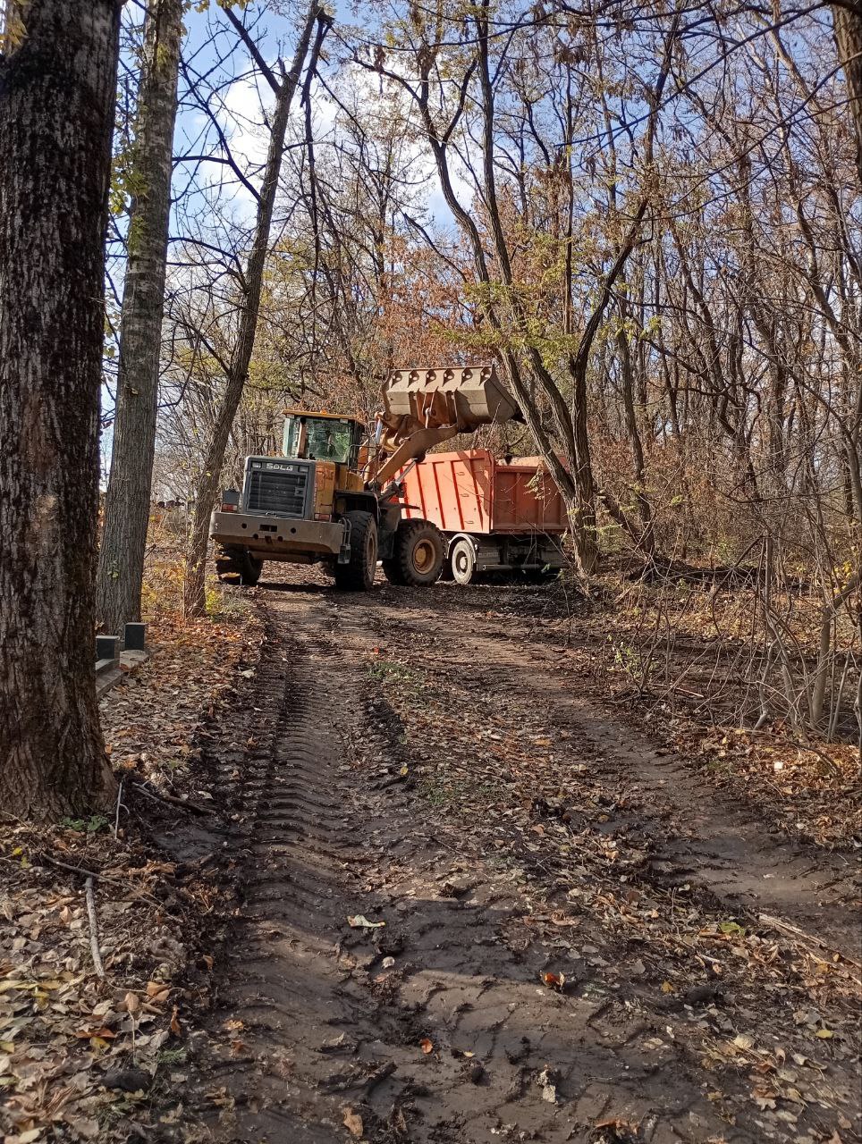 Андрей Рубанцов: Ровеньковские коммунальные службы наводят порядок на городском кладбище Андрей Рубанцов: Ровеньковские коммунальные службы наводят порядок на городском кладбище