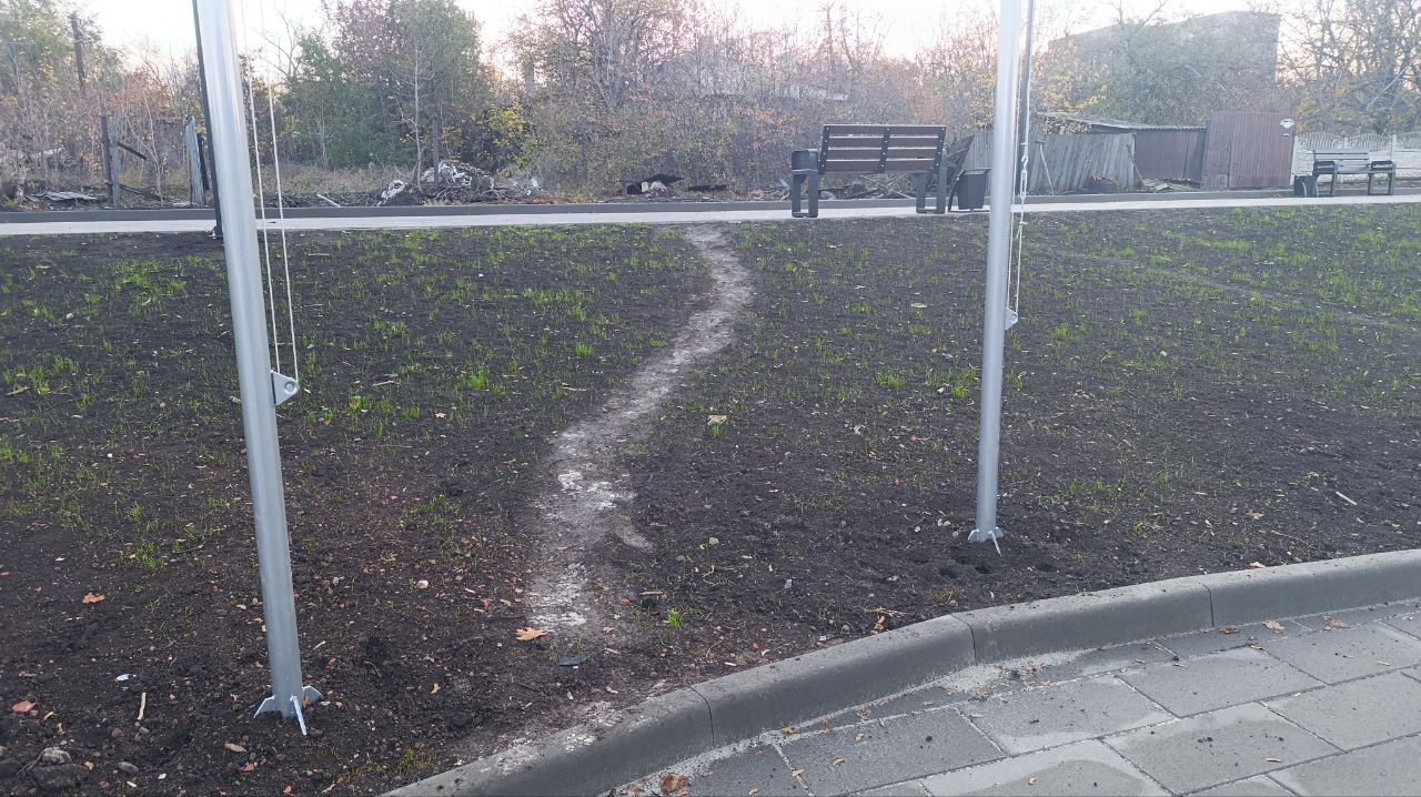 Сергей Колягин: Дорогие друзья!. Сегодня, при планировании объема работ к предстоящему субботнику мы обратили внимание на одну неприятную деталь на площади, где мероприятия по благоустройству еще не окончены, но уже нужны... Сергей Колягин: Дорогие друзья!. Сегодня, при планировании объема работ к предстоящему субботнику мы обратили внимание на одну неприятную деталь на площади, где мероприятия по благоустройству еще не окончены, но уже нужны...