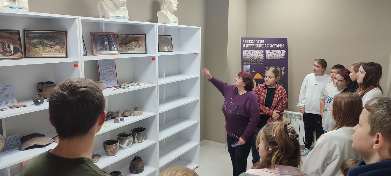 Школьники на каникулах посетили Перевальский районный исторический музей Школьники на каникулах посетили Перевальский районный исторический музей