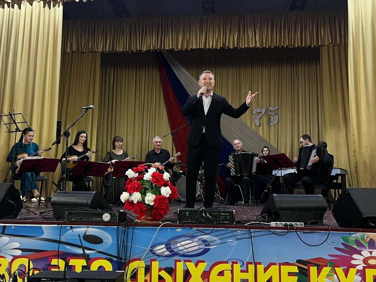 Артисты Луганской академической филармонии подарили концерт жителям Хрящеватого в преддверии Дня народного единства Артисты Луганской академической филармонии подарили концерт жителям Хрящеватого в преддверии Дня народного единства