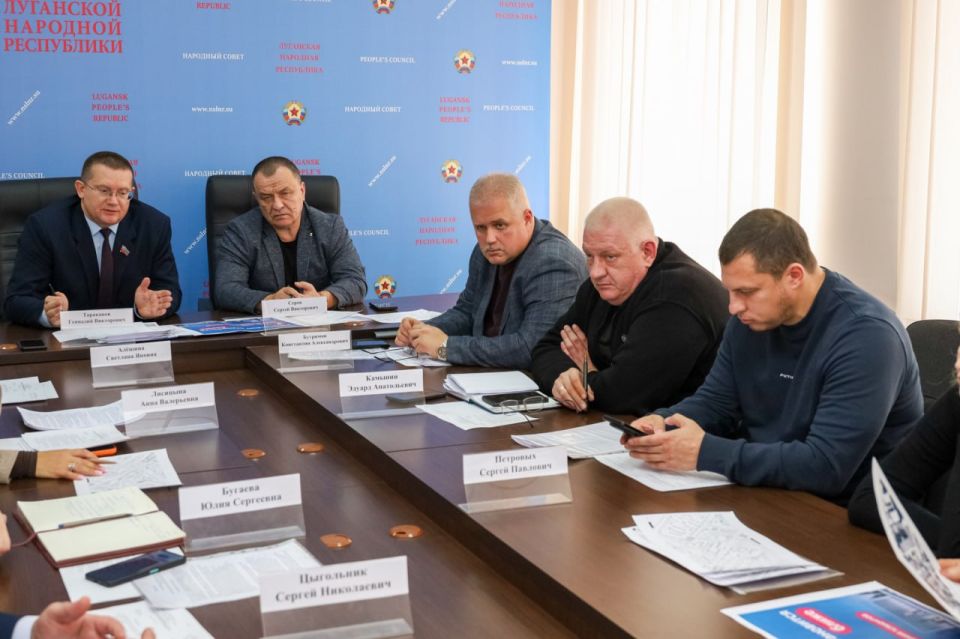 В Комитете по инфраструктуре обсудили вопросы строительства центра обслуживания «Энергосбыт» и ремонта крыш жилых домов В Комитете по инфраструктуре обсудили вопросы строительства центра обслуживания «Энергосбыт» и ремонта крыш жилых домов