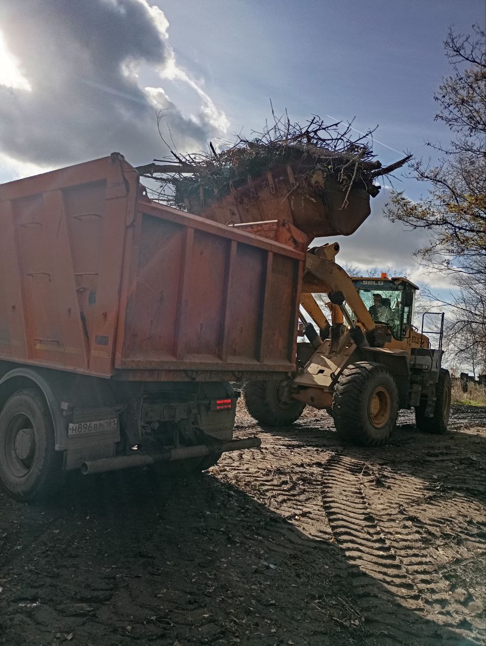 Андрей Рубанцов: Ровеньковские коммунальные службы наводят порядок на городском кладбище Андрей Рубанцов: Ровеньковские коммунальные службы наводят порядок на городском кладбище
