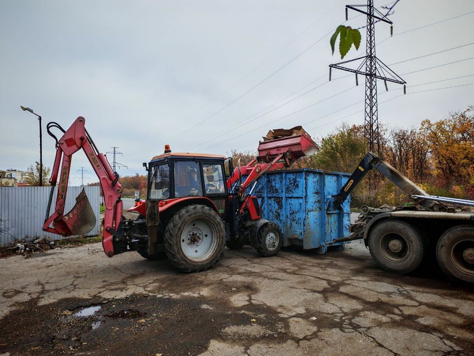 В Луганске продолжаются работы по благоустройству городской территории В Луганске продолжаются работы по благоустройству городской территории