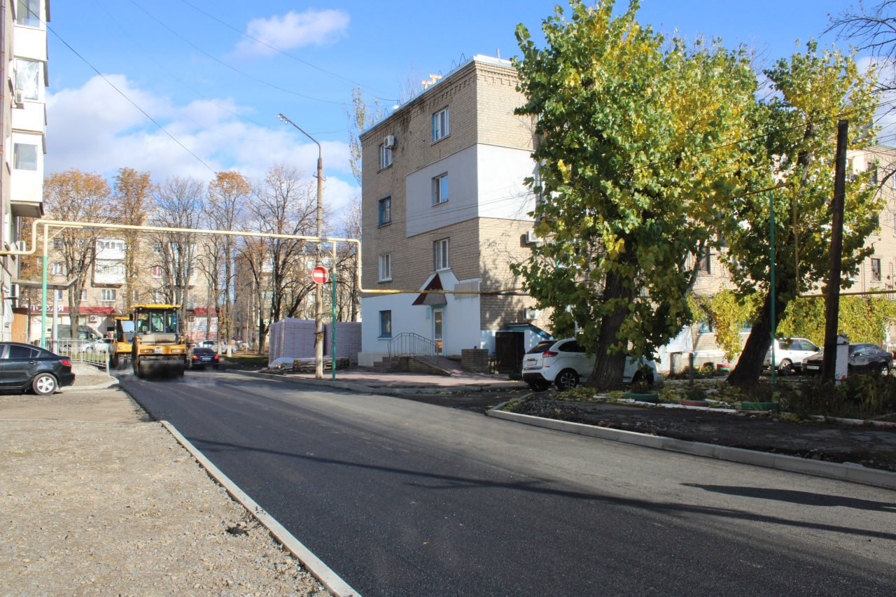 В Ровеньках продолжается масштабный ремонт дорог В Ровеньках продолжается масштабный ремонт дорог