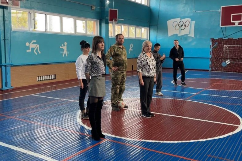 Первые играют в мини-футбол