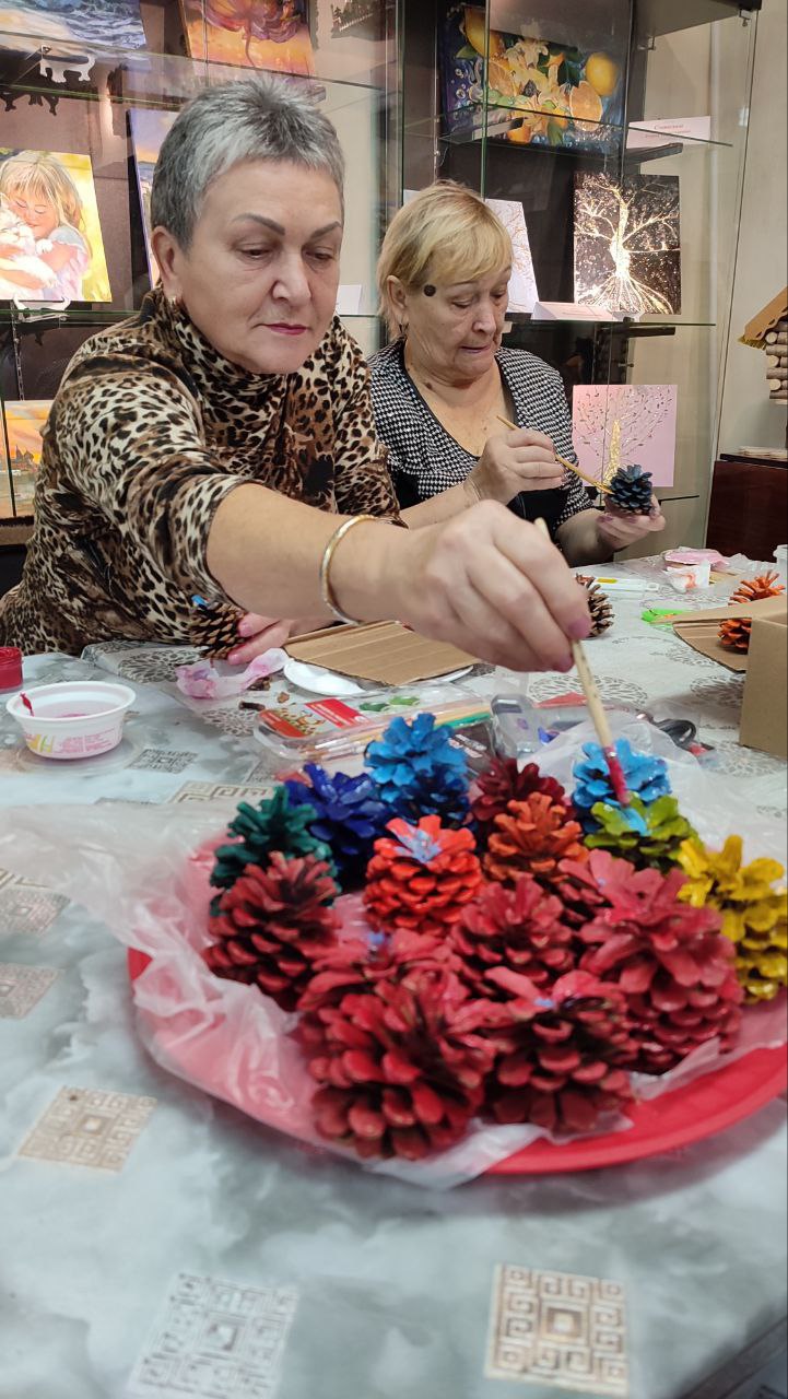 Сегодня в Краснолучском краеведческом музее, для слушателей Университета третьего возраста ГУ ЛНР «ККЦСОН» состоялся мастер-класс на тему: «Цветущее дерево» панно из шишек, который провели Народный мастер Луганщины Лемзякова... Сегодня в Краснолучском краеведческом музее, для слушателей Университета третьего возраста ГУ ЛНР «ККЦСОН» состоялся мастер-класс на тему: «Цветущее дерево» панно из шишек, который провели Народный мастер Луганщины Лемзякова...