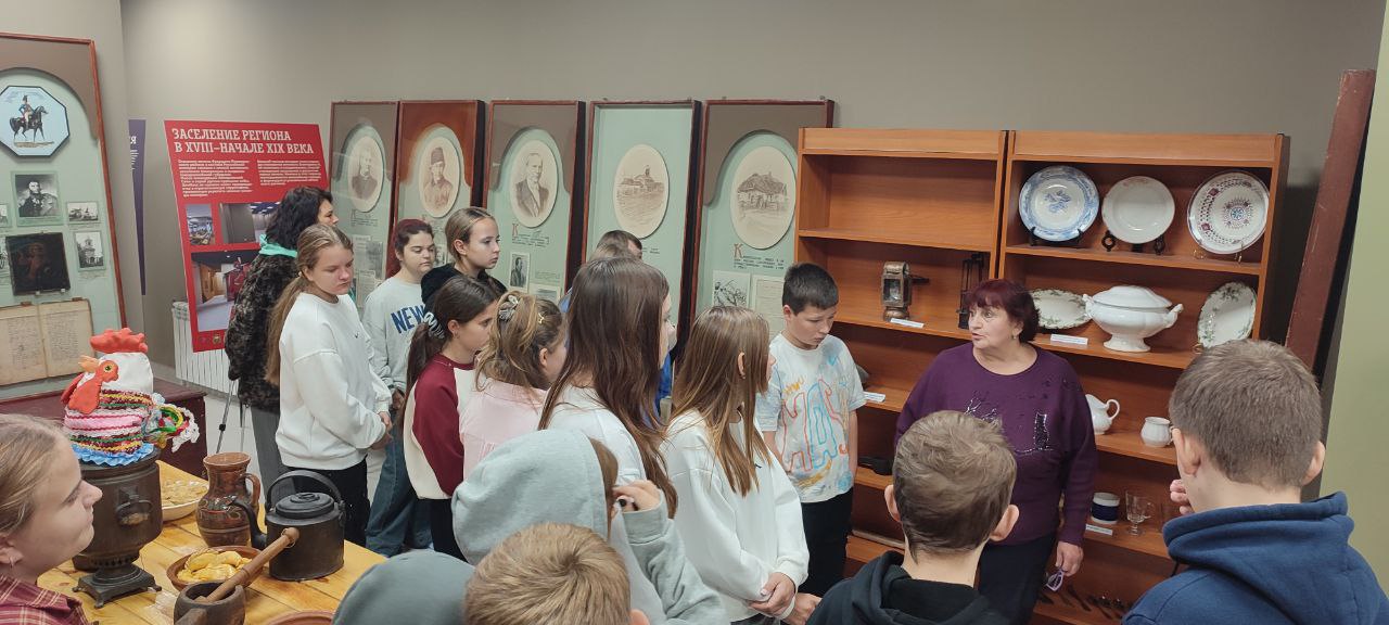 Школьники на каникулах посетили Перевальский районный исторический музей Школьники на каникулах посетили Перевальский районный исторический музей