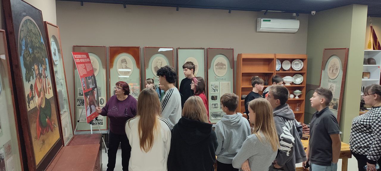 Школьники на каникулах посетили Перевальский районный исторический музей Школьники на каникулах посетили Перевальский районный исторический музей