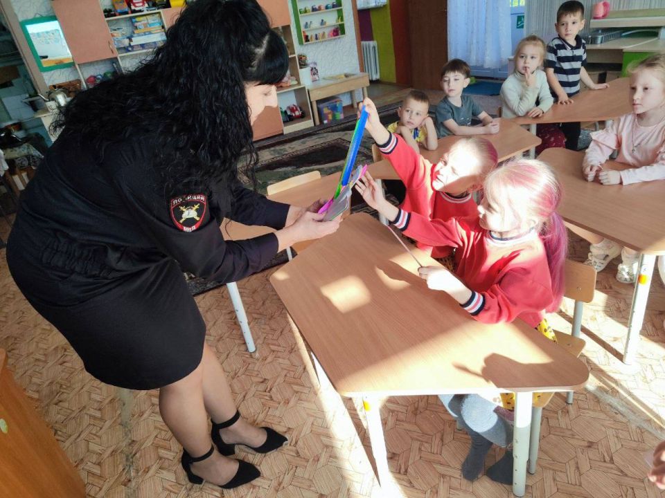 Сотрудники Госавтоинспекции провели профилактическую лекцию с самыми маленькими участниками дорожного движения Сотрудники Госавтоинспекции провели профилактическую лекцию с самыми маленькими участниками дорожного движения