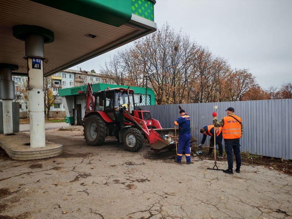 В Луганске продолжаются работы по благоустройству городской территории В Луганске продолжаются работы по благоустройству городской территории