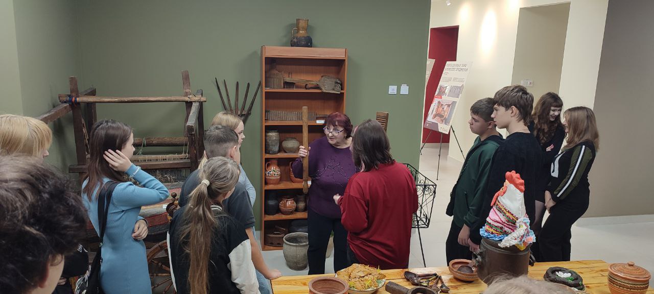 Школьники на каникулах посетили Перевальский районный исторический музей Школьники на каникулах посетили Перевальский районный исторический музей