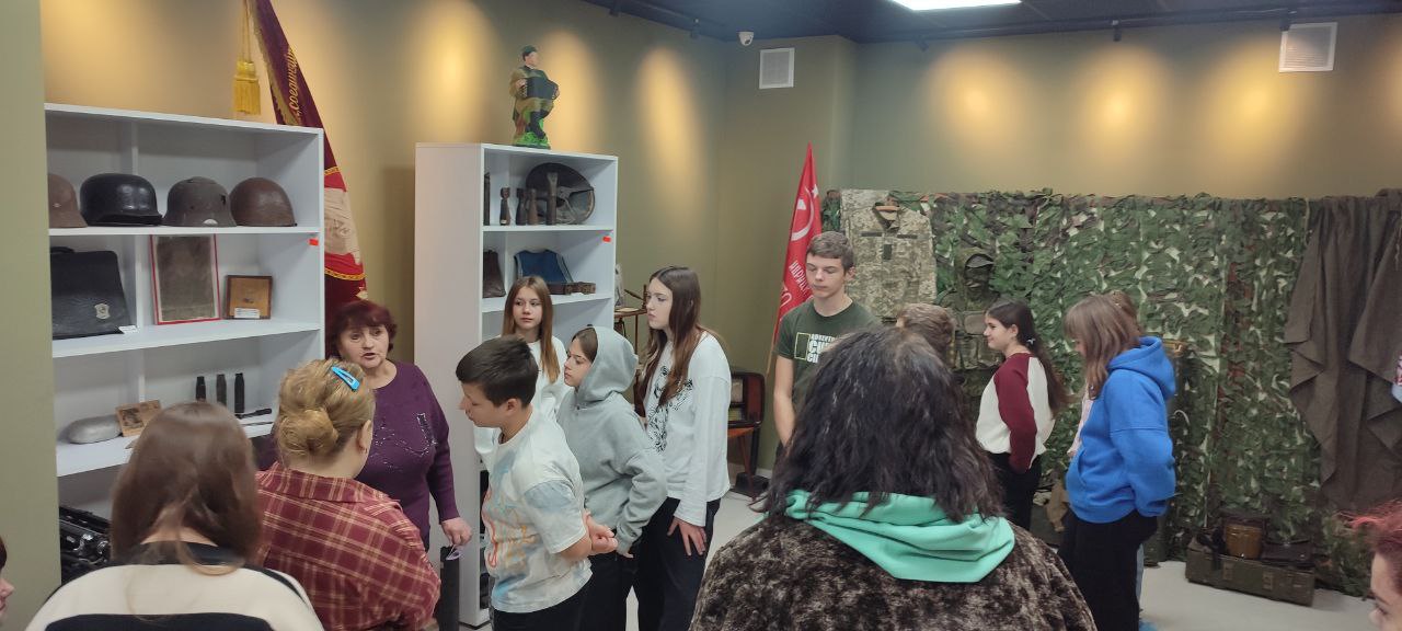 Школьники на каникулах посетили Перевальский районный исторический музей Школьники на каникулах посетили Перевальский районный исторический музей
