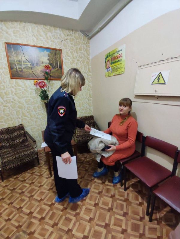 В женской консультации и детской поликлинике для будущих и уже состоявшихся мам сотрудники отделения ГИБДД г.Антрацит провели профилактические мероприятия, направленные на повышение безопасности передвижения в транспортных... В женской консультации и детской поликлинике для будущих и уже состоявшихся мам сотрудники отделения ГИБДД г.Антрацит провели профилактические мероприятия, направленные на повышение безопасности передвижения в транспортных...