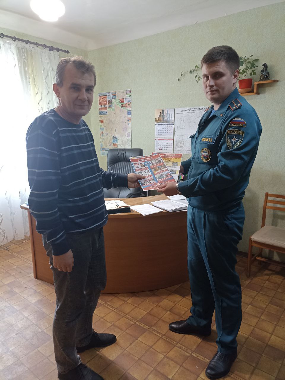 Сотрудники отдела надзорной деятельности и профилактической работы по городу Красный Луч УНД и ПР ГУ МЧС России по ЛНР обращают пристальное внимание на жилищные организации и на соответствие многоквартирных домов нормам...