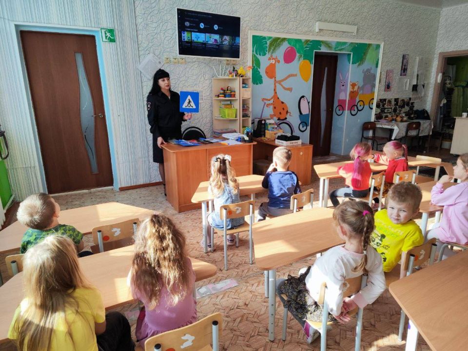 Сотрудники Госавтоинспекции провели профилактическую лекцию с самыми маленькими участниками дорожного движения Сотрудники Госавтоинспекции провели профилактическую лекцию с самыми маленькими участниками дорожного движения