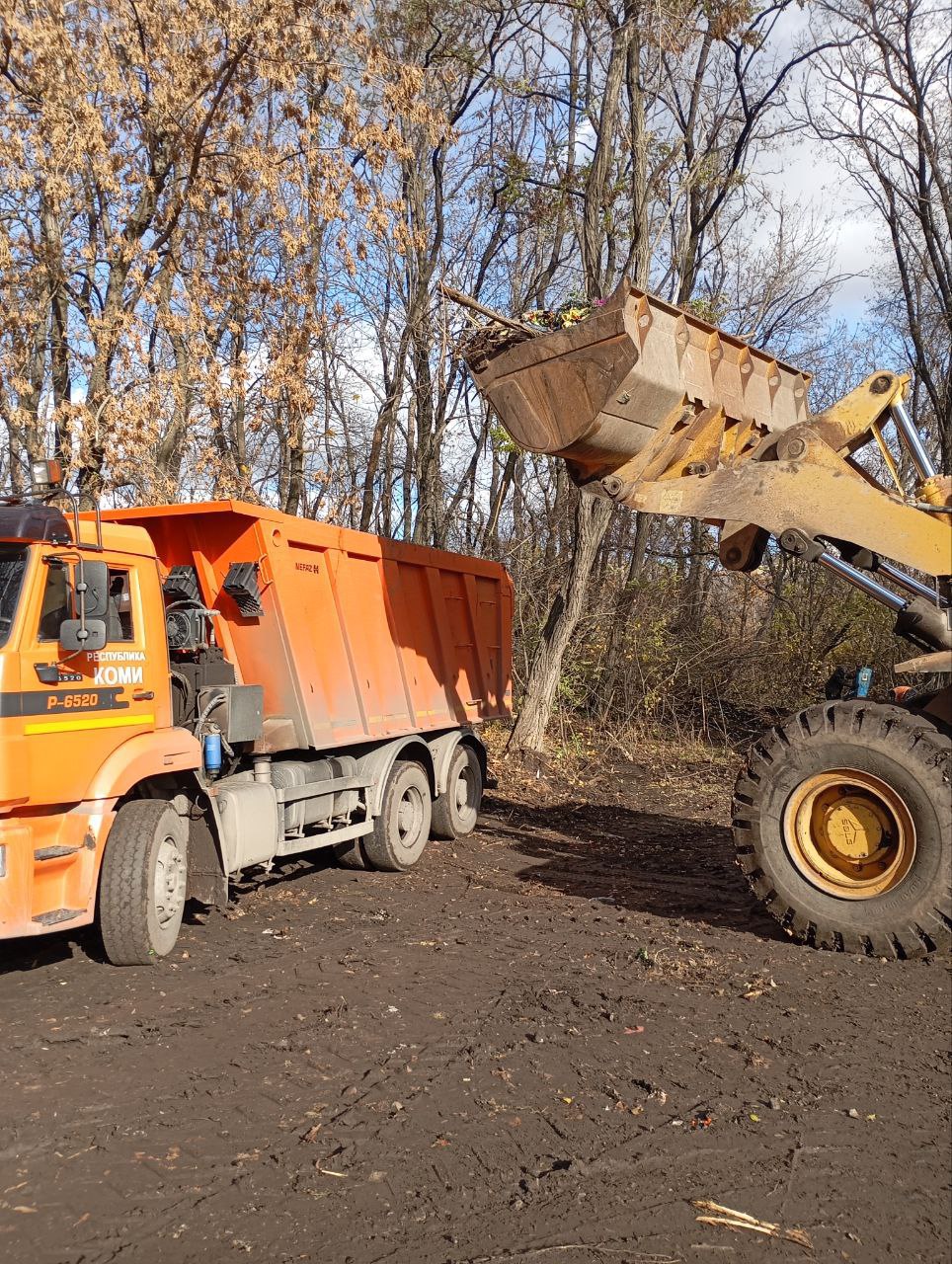 Сегодня работники МУП «СКАТ» , в рамках заключённого контракта, с привлечением специализированной техники проводят работы по сбору и вывозу накопившегося мусора с территории городского кладбища