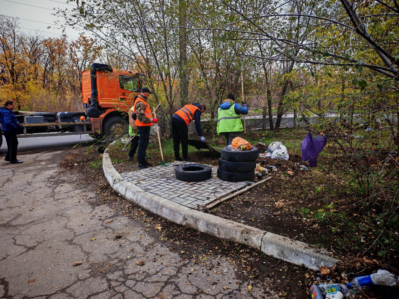 В Луганске продолжаются работы по благоустройству городской территории В Луганске продолжаются работы по благоустройству городской территории